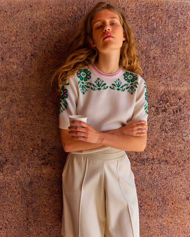 knit top with hand-embroidered flowers - Image principale