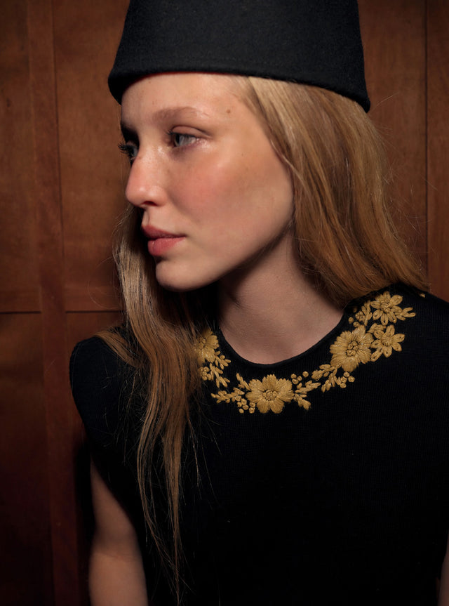 Knit top with hand-embroidered details - Image principale