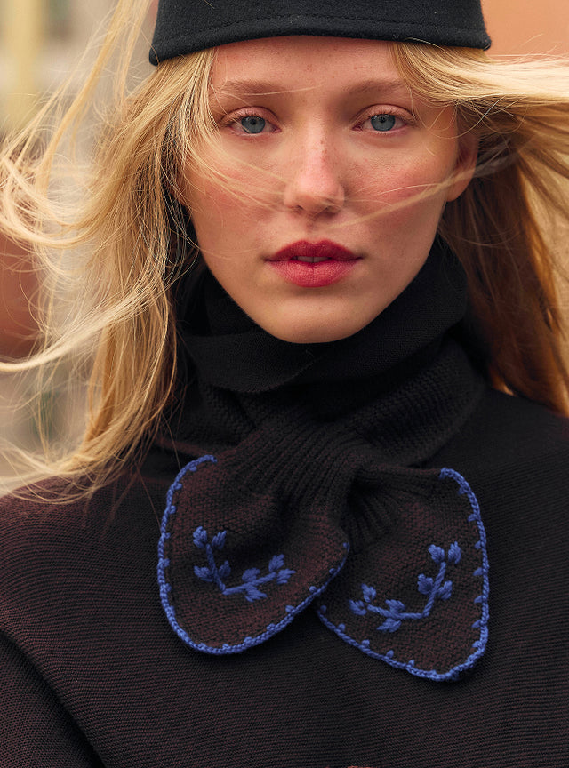 Hand-embroidered neck scarf - Image principale