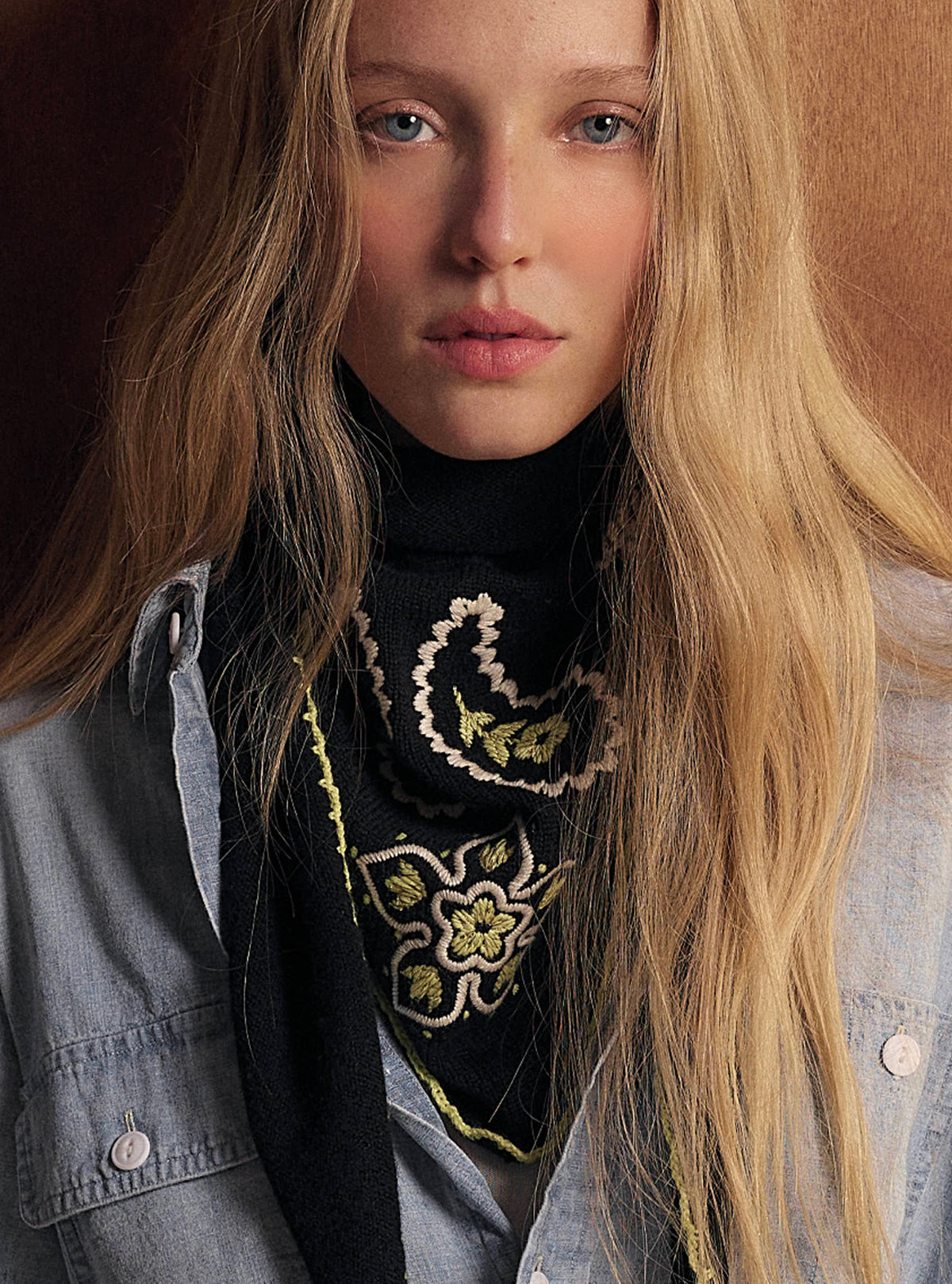 Grand bandana brodé maille noir profond naturel or - Accessoire de luxe femme