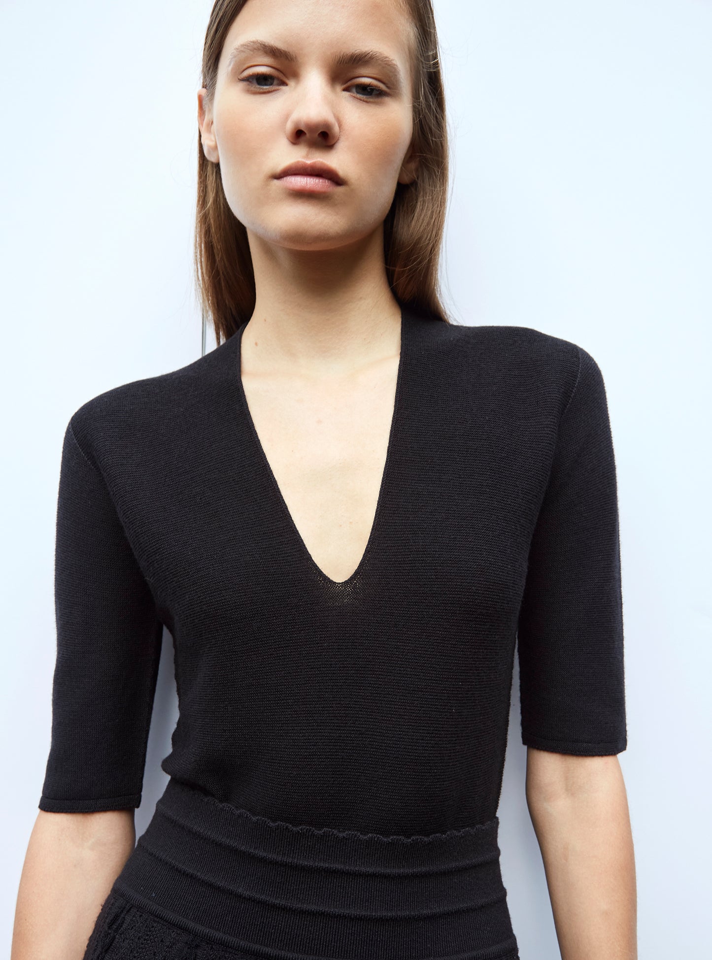 Tops, blouses de luxe femme - Top fin encolure V profond