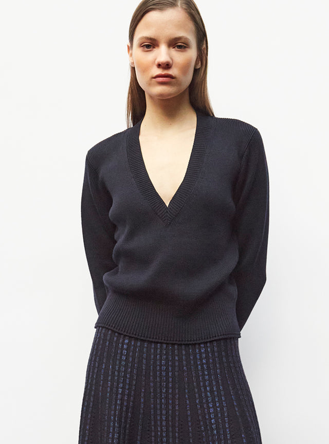 straight, v-necked sweater - Image principale