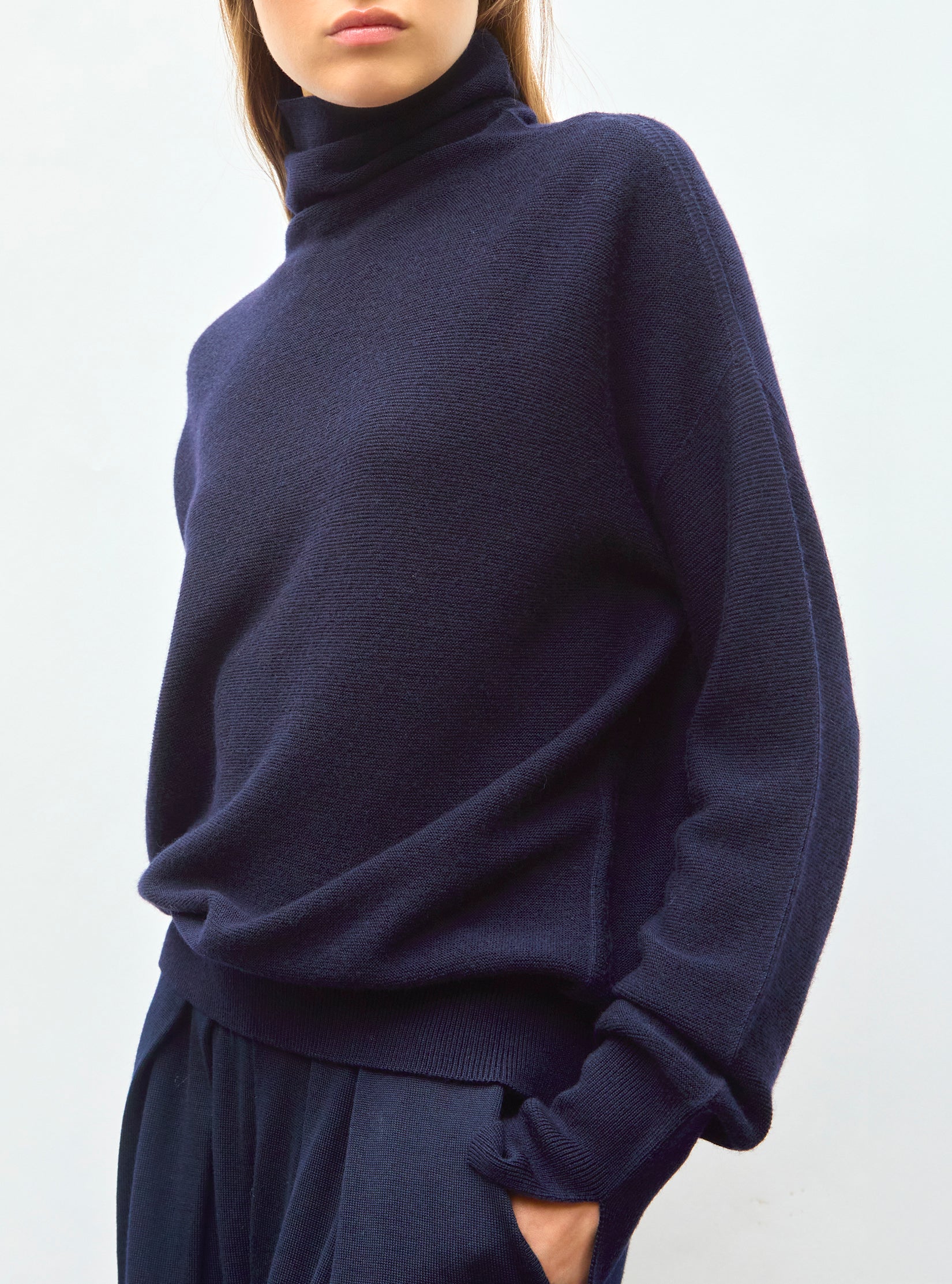 Top fin maille point mousse col montant Indigo - Vêtement de luxe femme