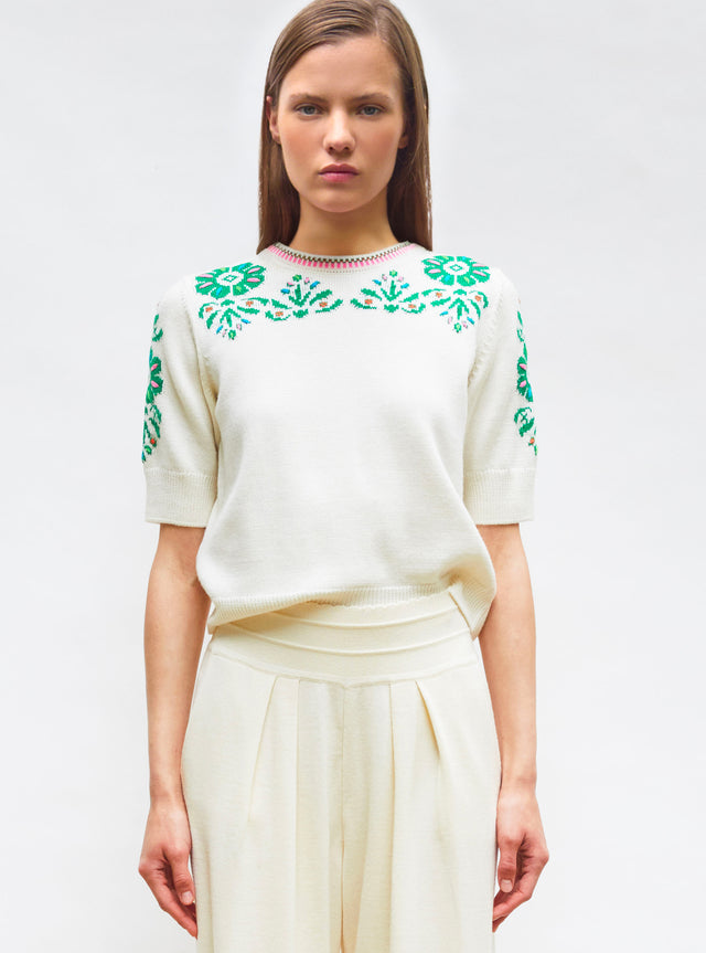 knit top with hand-embroidered flowers - Image principale