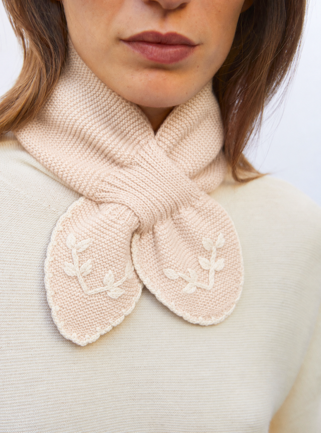 Hand-embroidered neck scarf - Image principale
