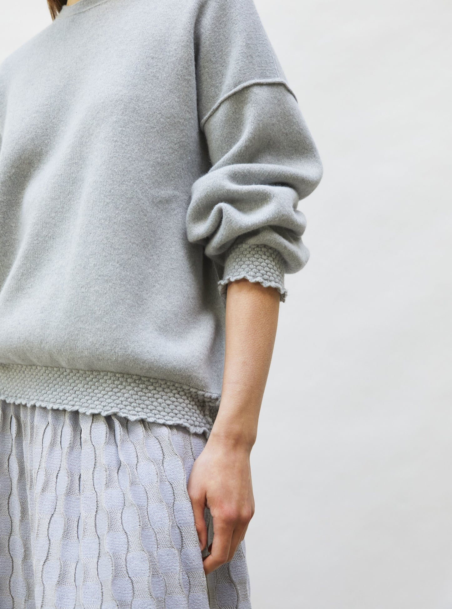 Sweat en maille de luxe Molli - Sweat loose finitions smockées gris souris
