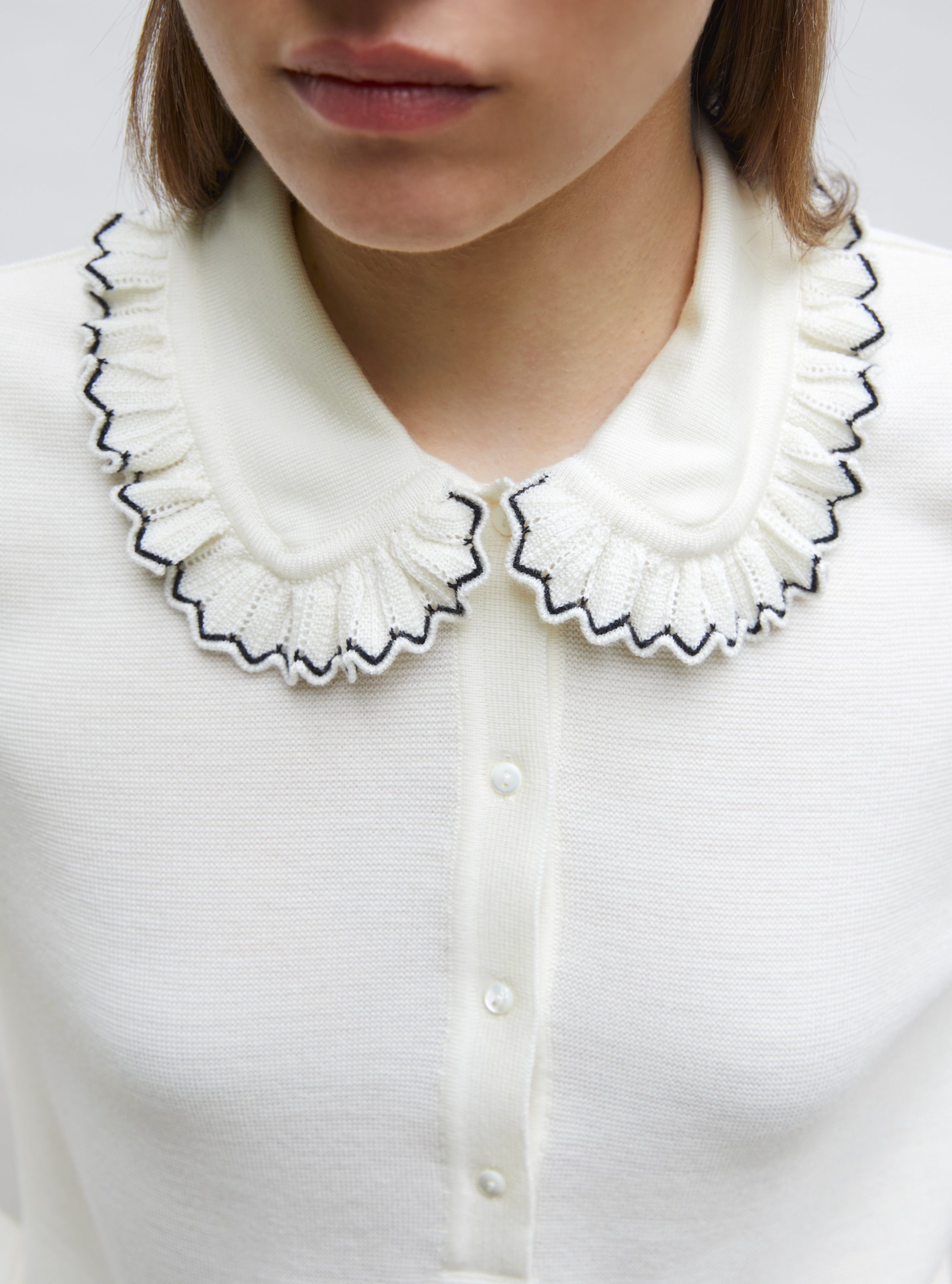 Chemise en maille de luxe Molli - Chemise en maille col volanté naturel-noir profond