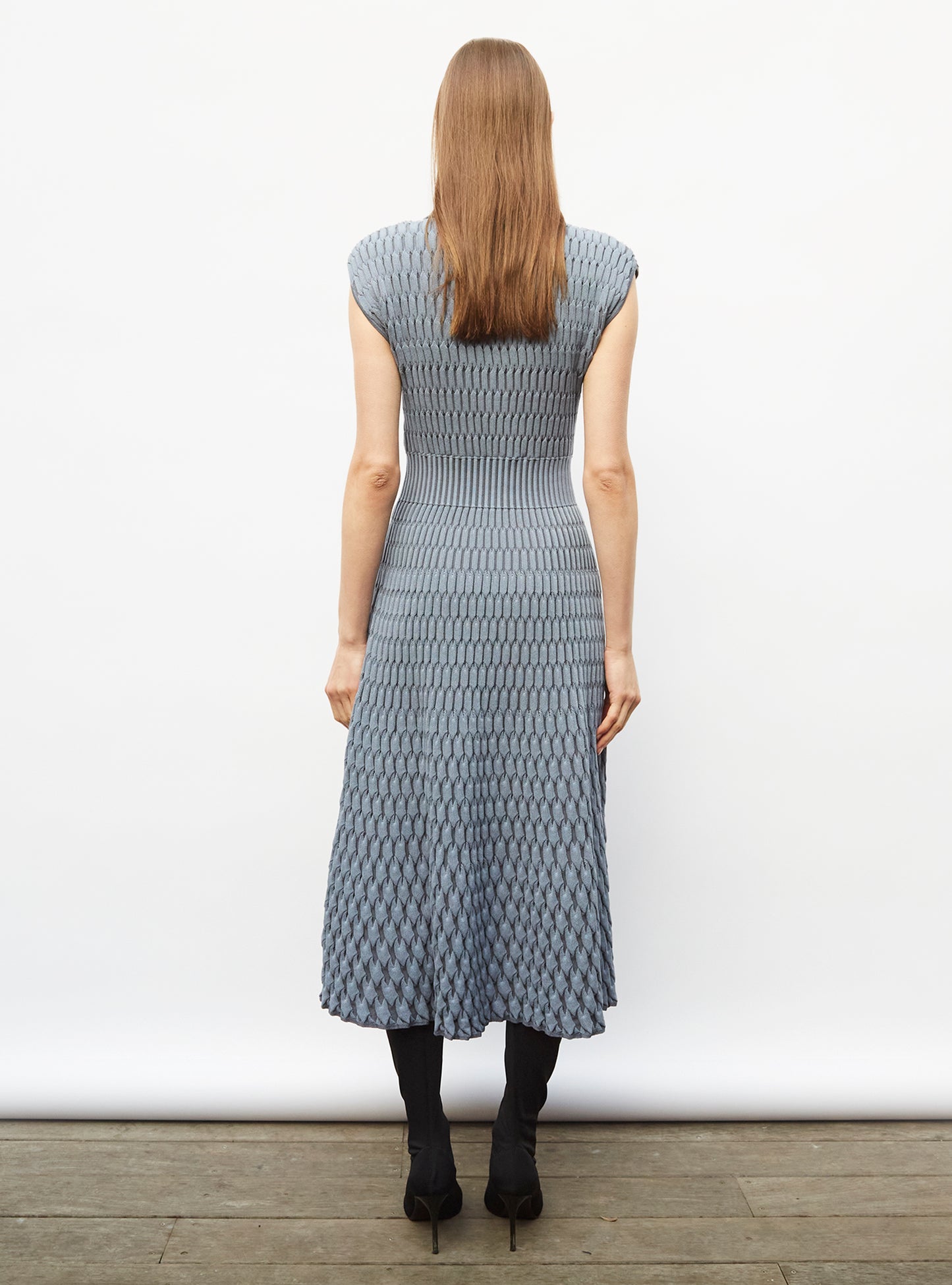 Robe longue en maille zellige acier ciel gris - Robes de luxe