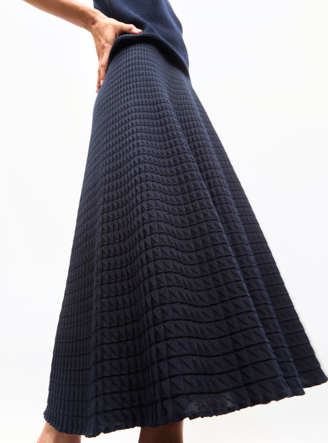 fluid skirt in an origami knit - Image principale