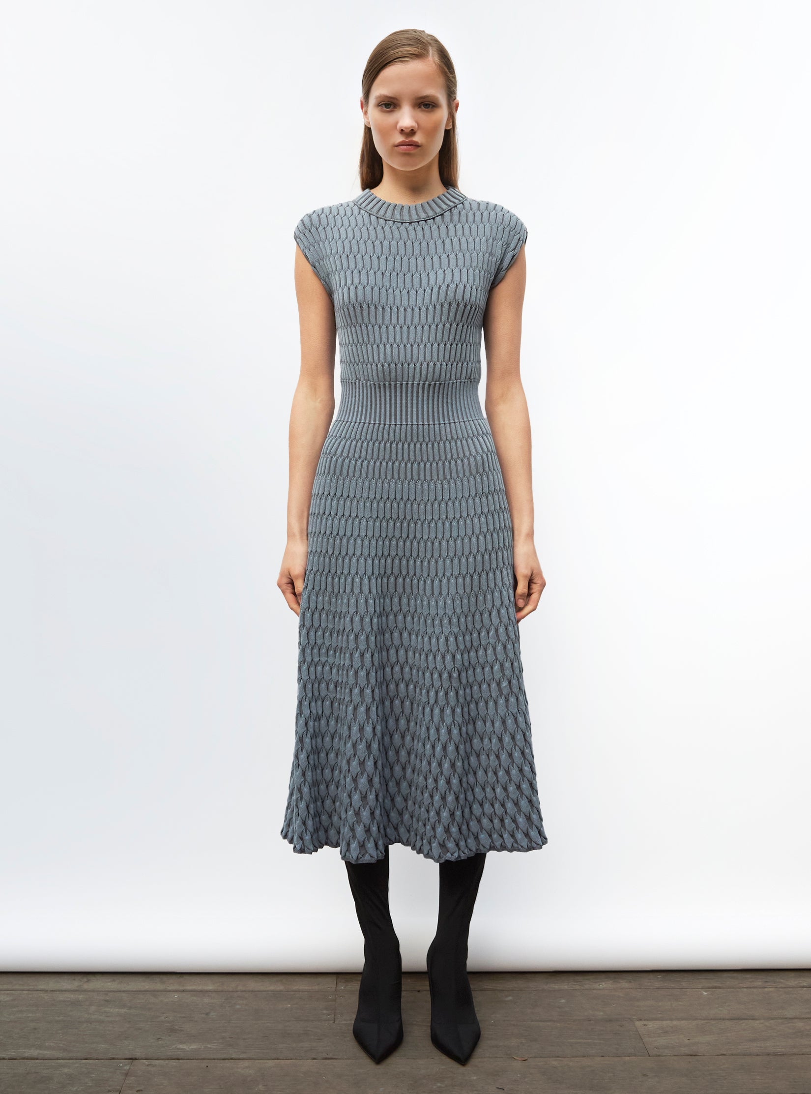 Robe longue en maille zellige acier ciel gris - Vêtement en maille de luxe Molli