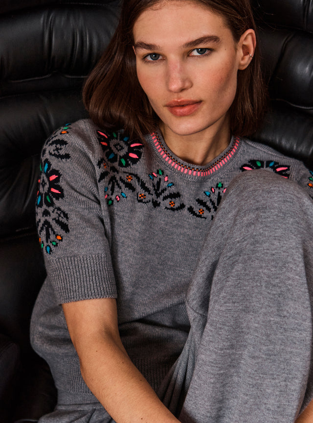 knit top with hand-embroidered flowers - Image principale