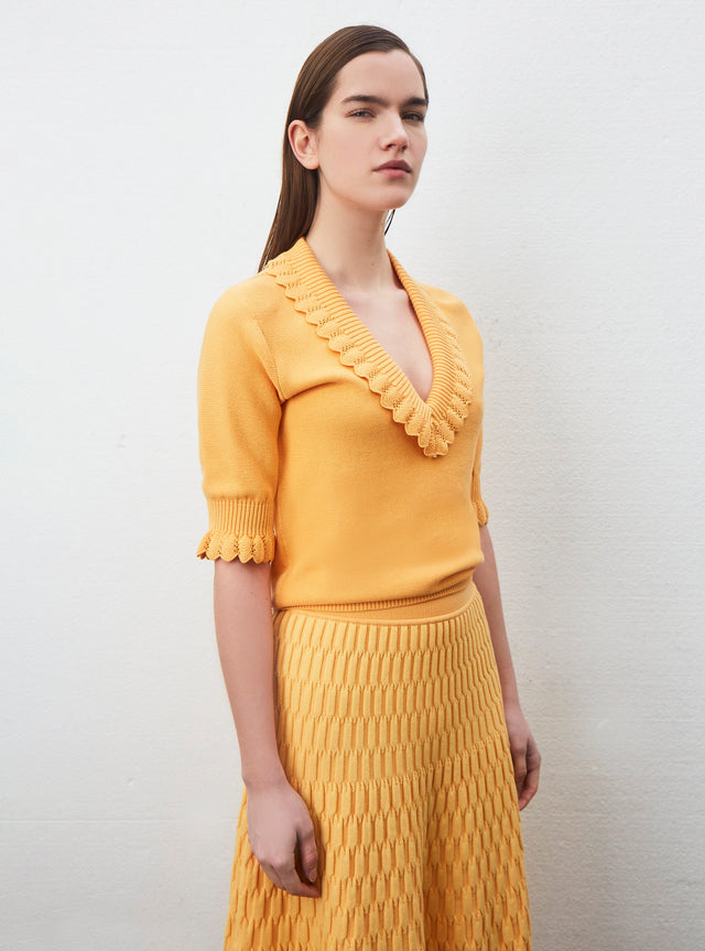 top with ruffled v-neckline and elbow-length sleeve - Image principale