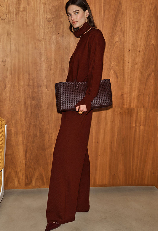 Mannequin portant une robe longue en maille amarante