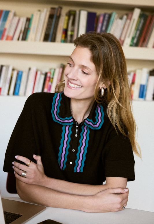 Constance Jablonski portant un top en maille Molli