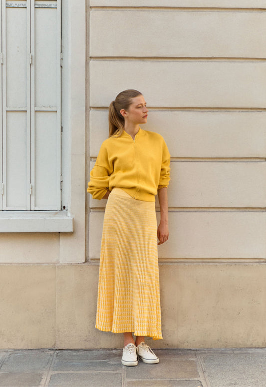 Mannequin portant le petit bomber en maille jaune "soleil" Molli