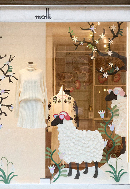 Vitrine magasin Molli : Vêtements en maille fine sur portant