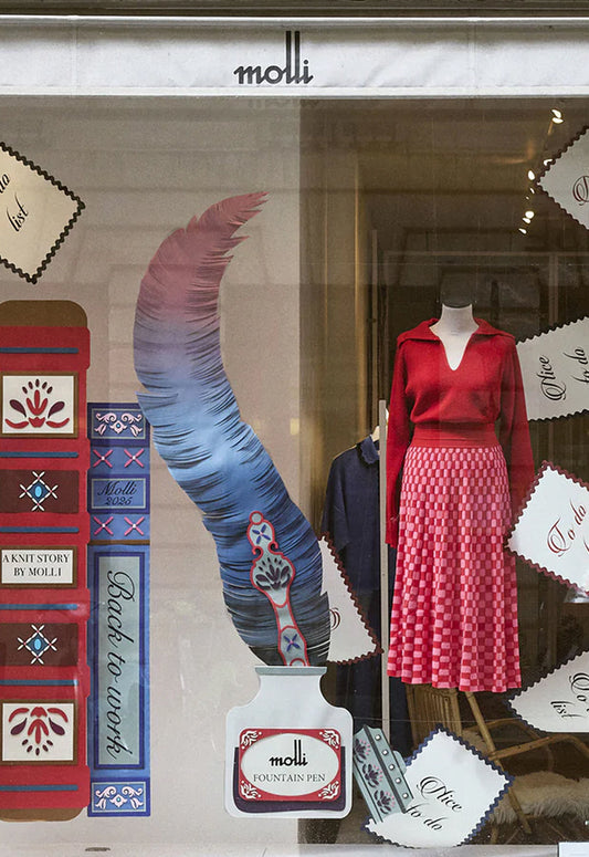 Vitrine magasin Molli : Vêtements en maille fine sur portant