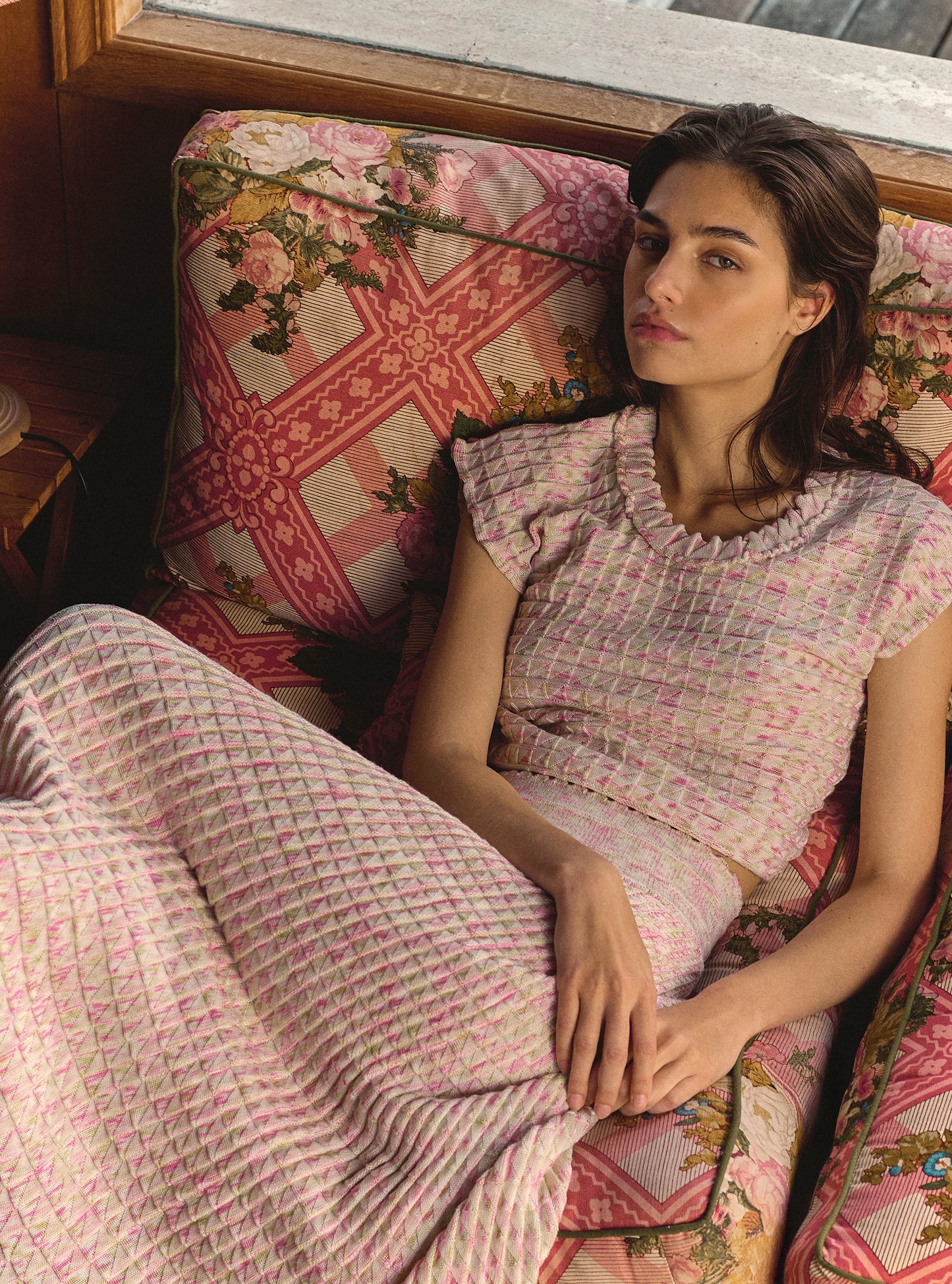 femme portant un top et une jupe en maille fine