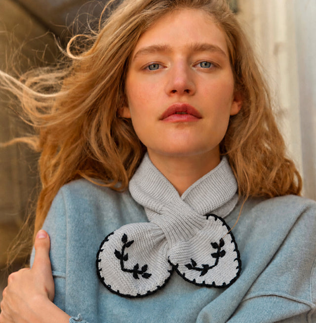 Embroidered neck scarves Molli
