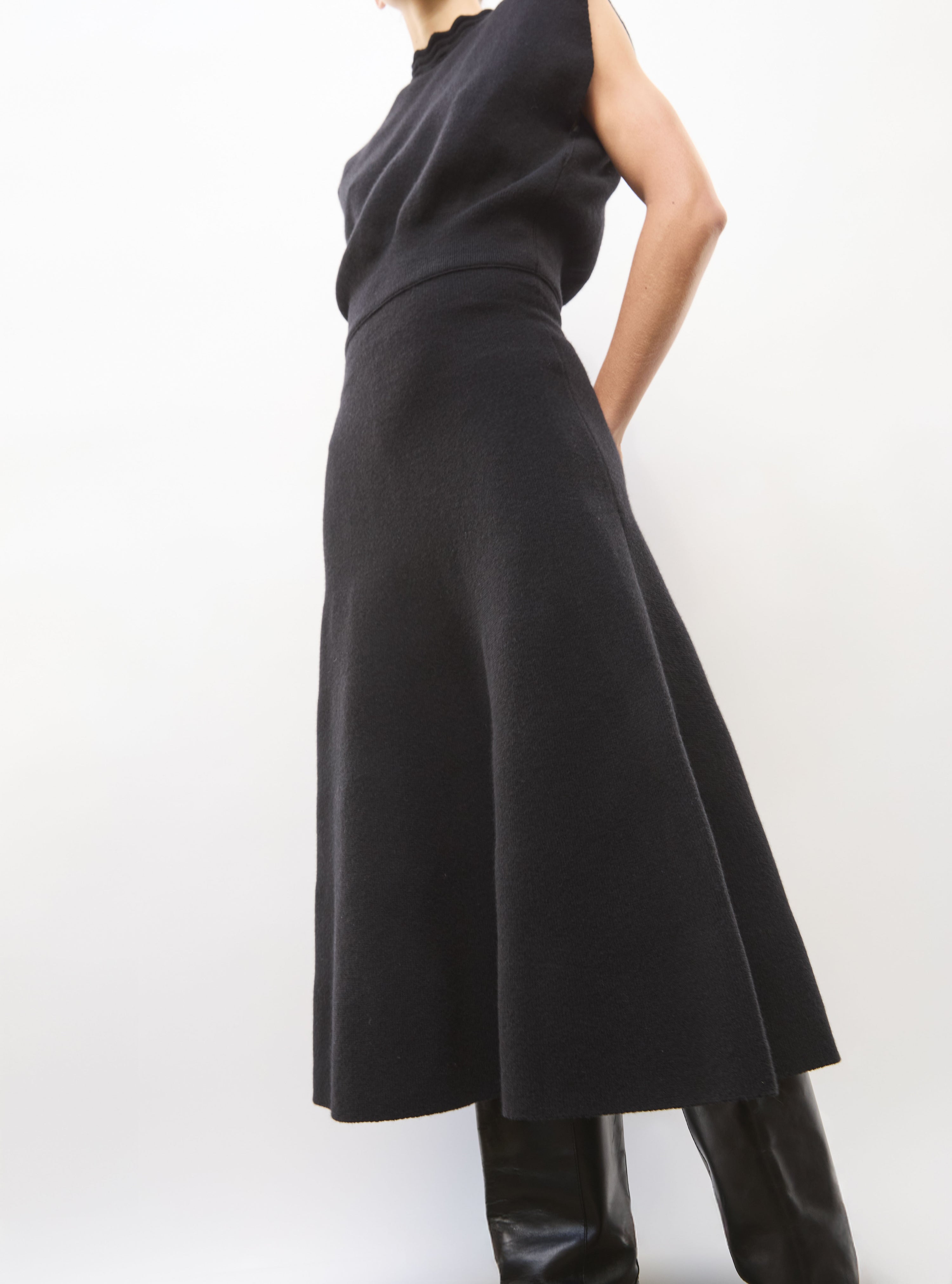 Robe en maille de luxe Molli - Robe couture col croquet noir profond
