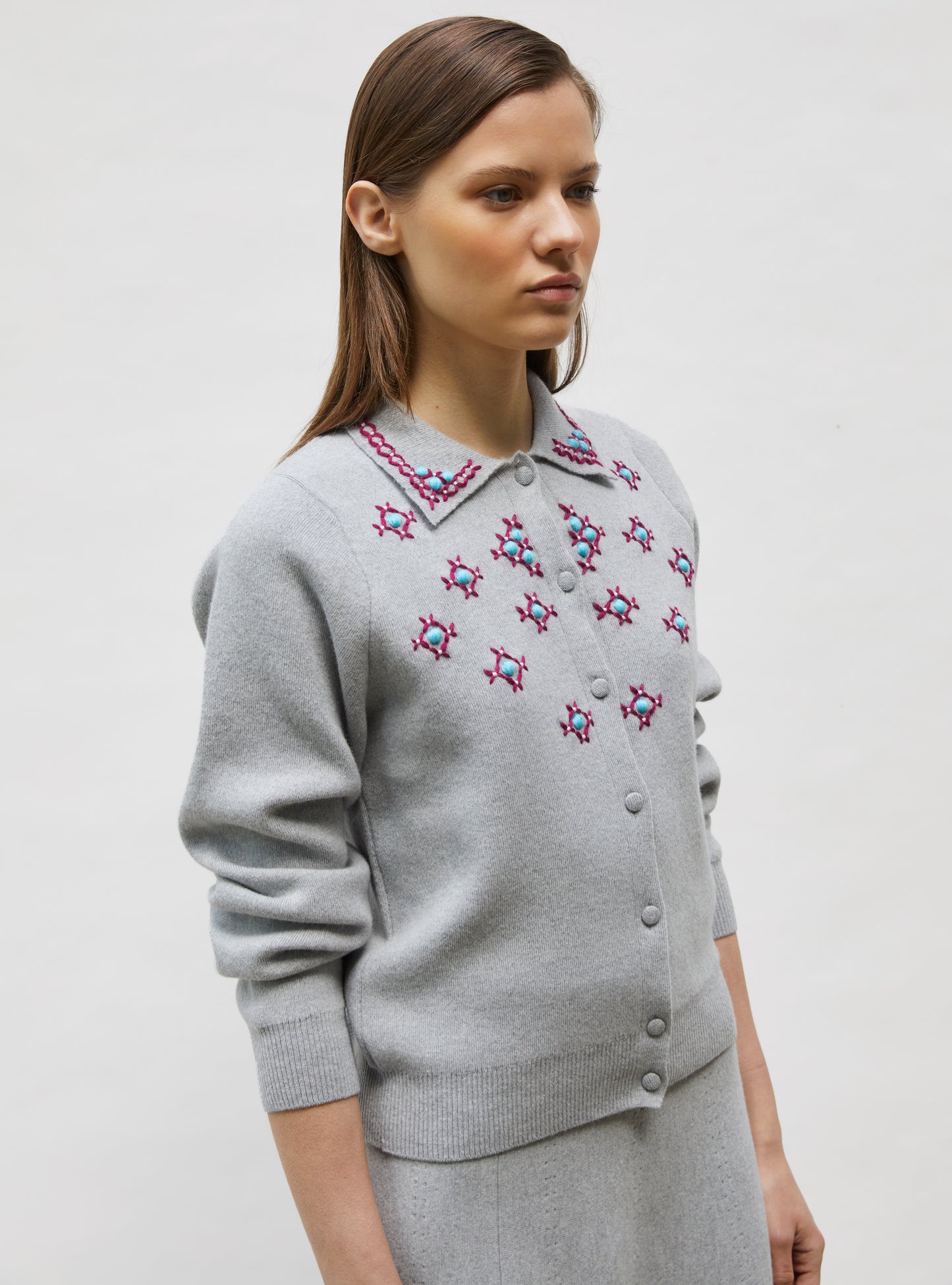 Cardigan maille brodé main Gris souris - Vêtement de luxe femme