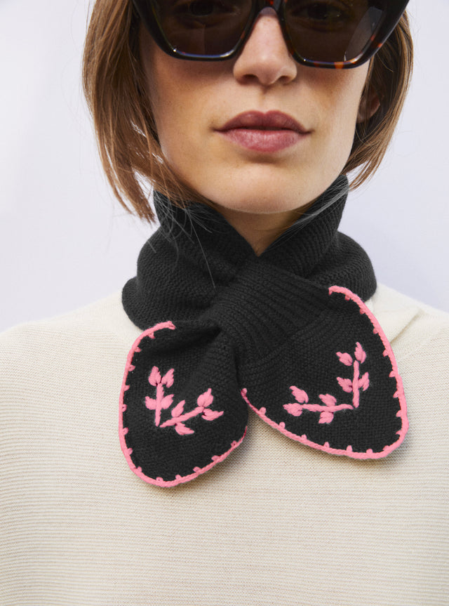 Hand-embroidered neck scarf - Image principale