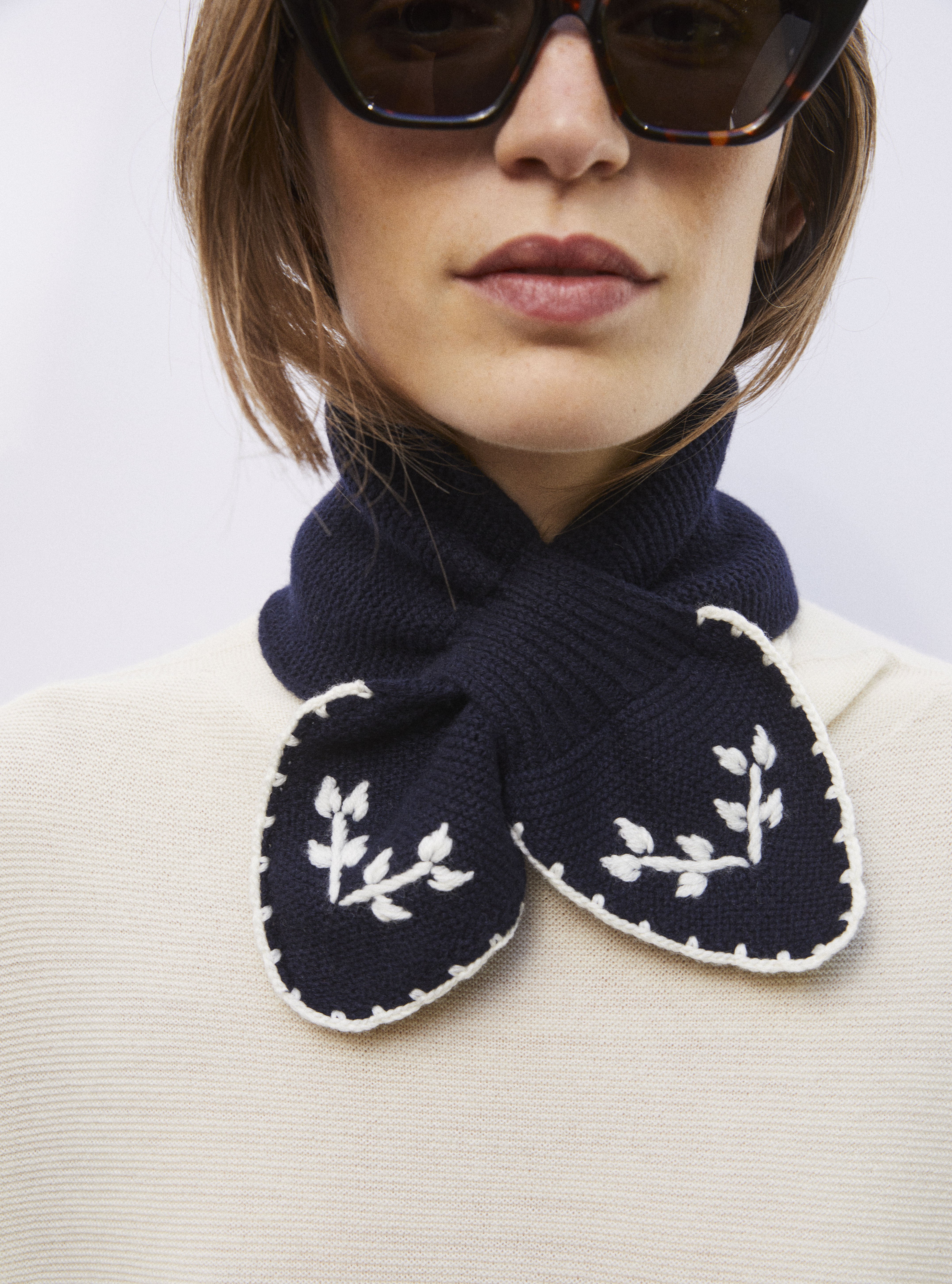 Hand-embroidered neck scarf Midnight-Natural | Molli