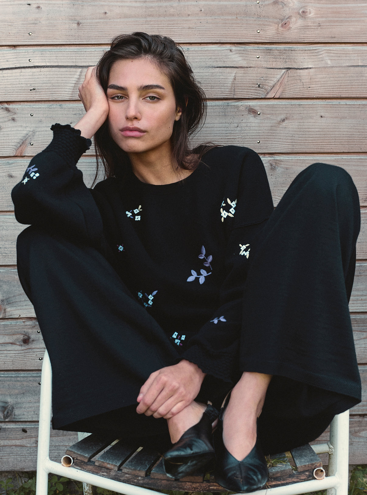 Sweat en maille de luxe Molli - Sweat loose finitions brodées noir profond-multi