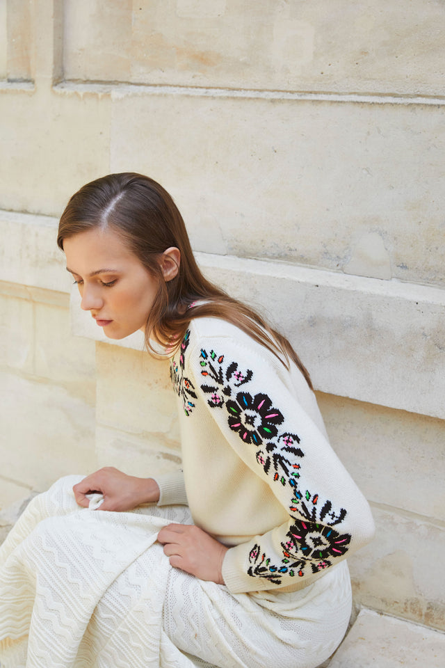 knit top with hand-embroidered flowers - Image principale