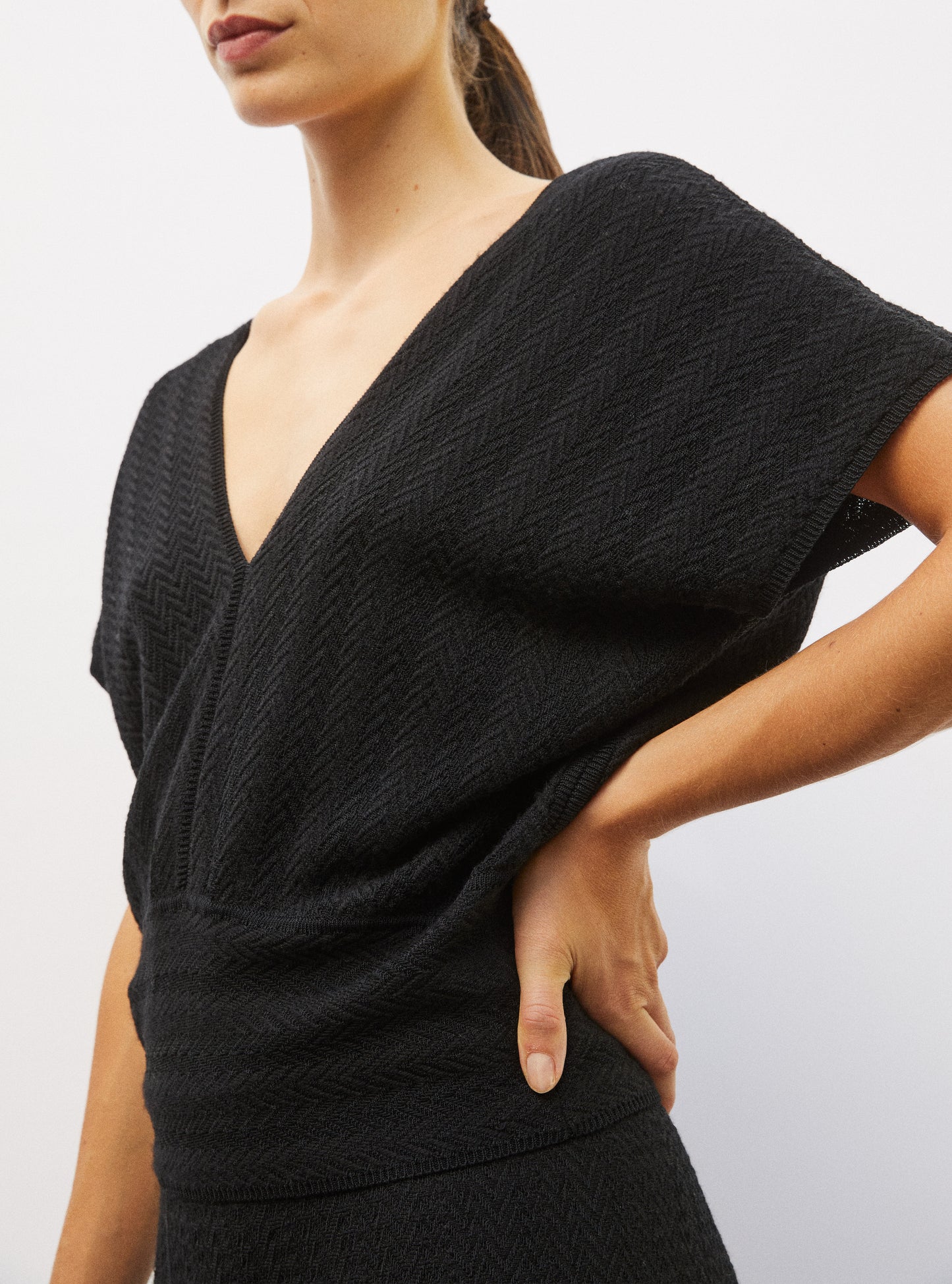Top V maille chevron molli noir profond - Vêtement de luxe femme
