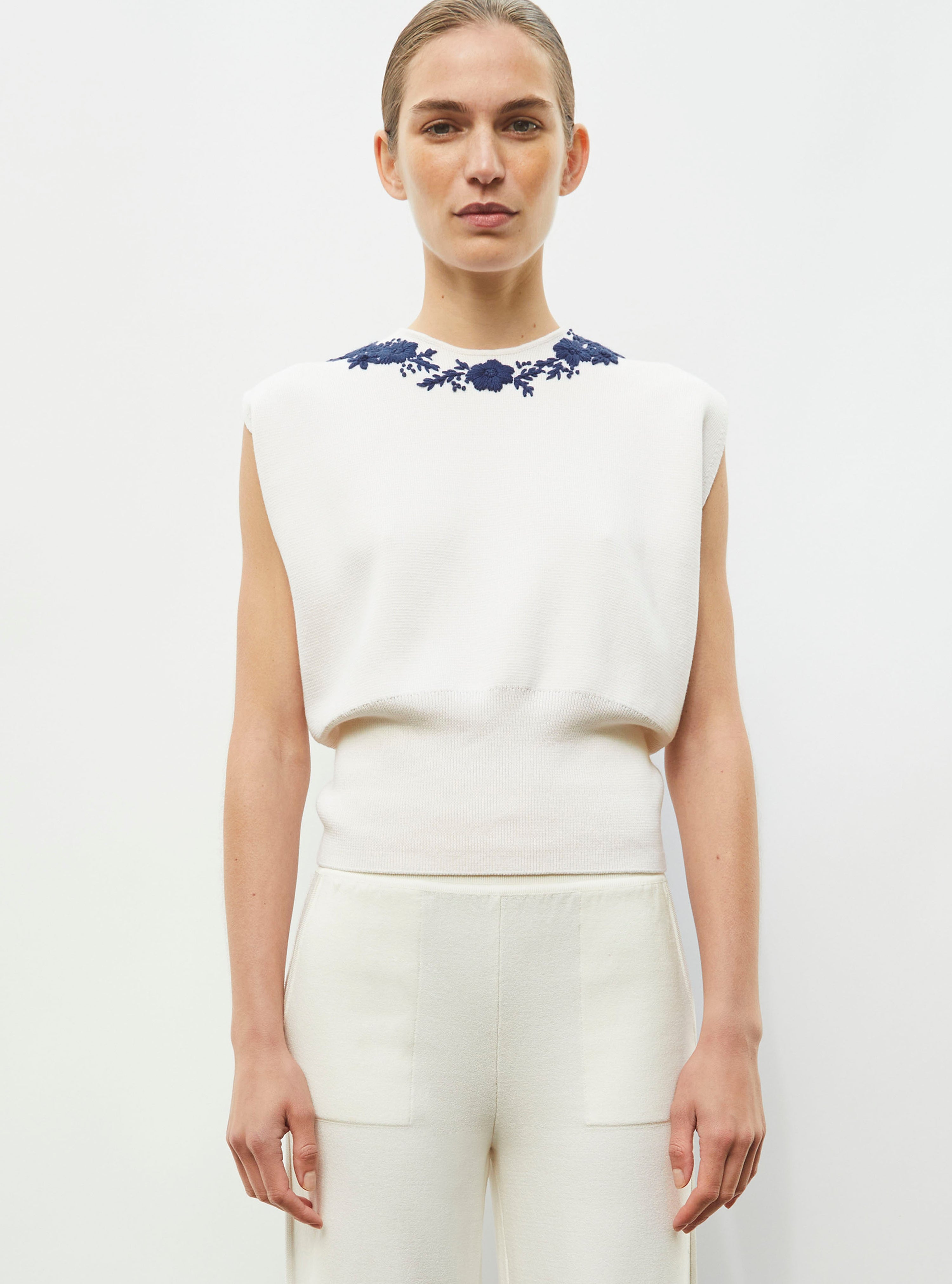Top maille détails brodés main milk-bleu faience - Vêtement de luxe femme
