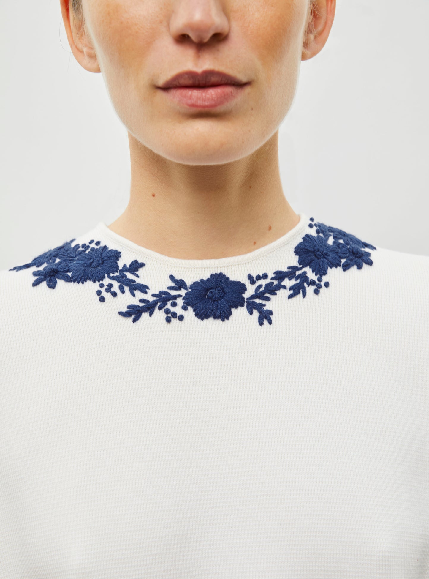 Top en maille de luxe Molli - Top maille détails brodés main milk-bleu faience
