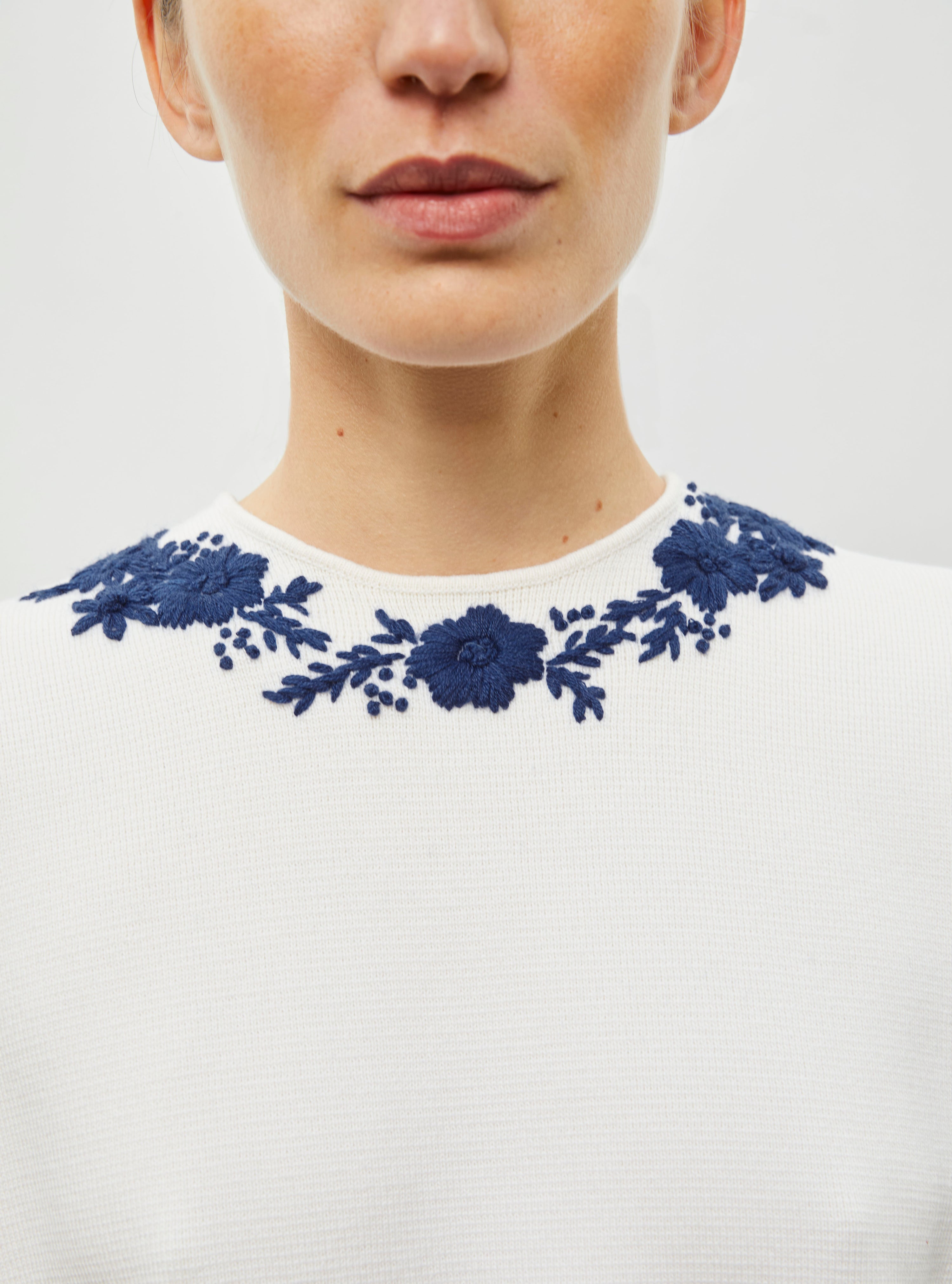 Top en maille de luxe Molli - Top maille détails brodés main milk-bleu faience