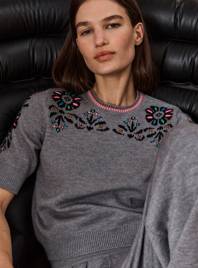 knit top with hand-embroidered flowers - Image principale