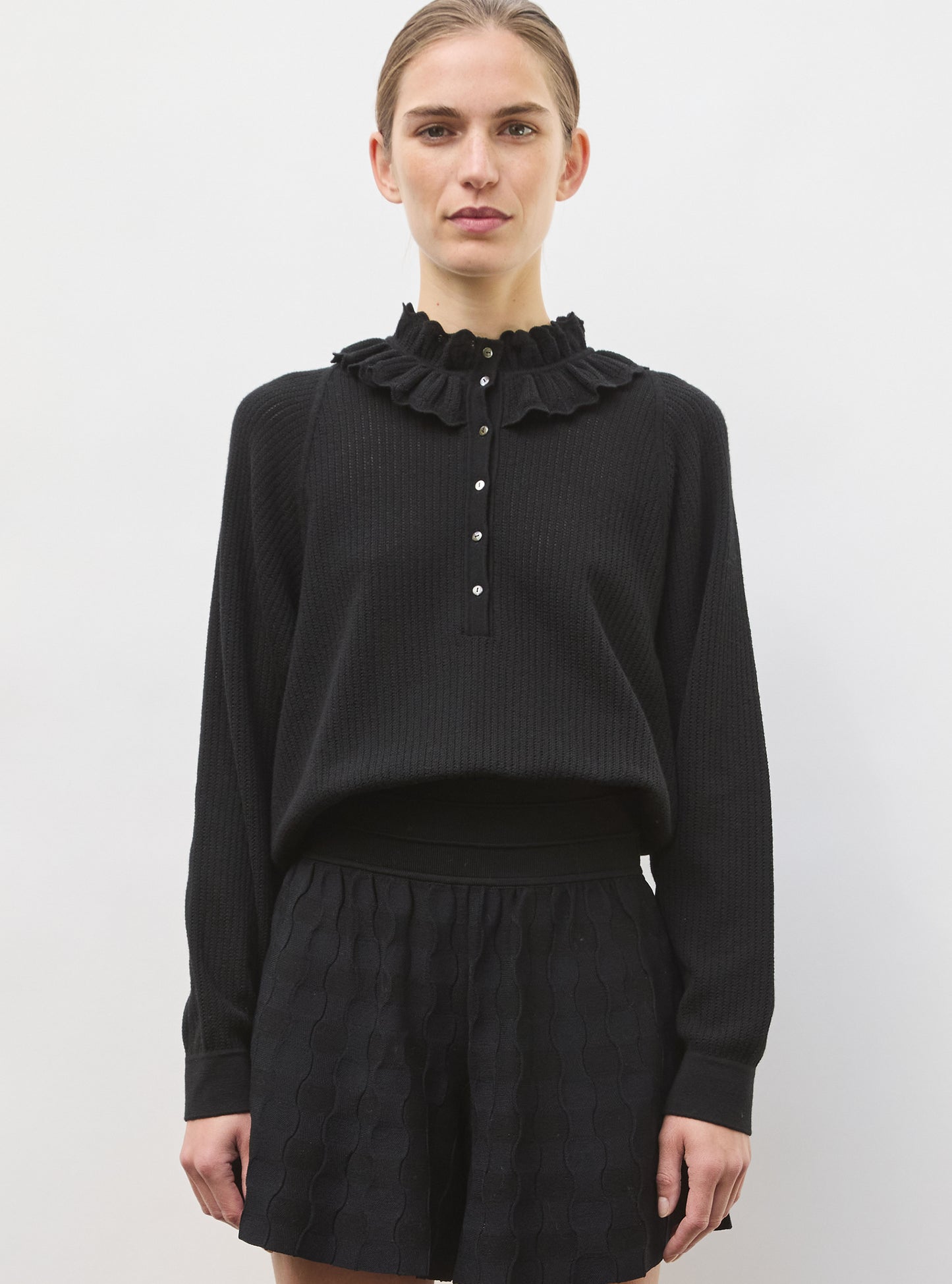 Top ample col volanté noir profond - Vêtement de luxe femme