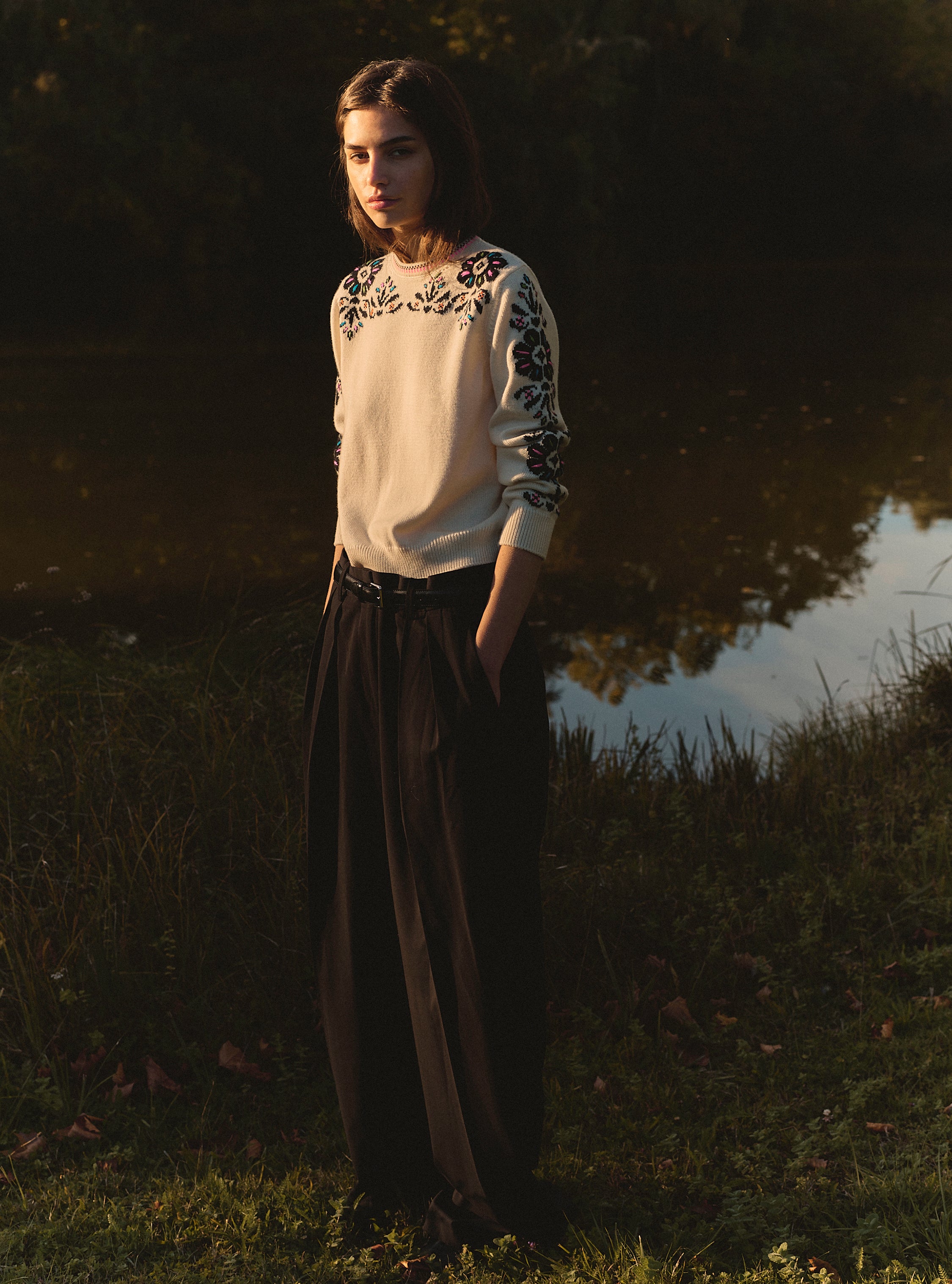 femme portant un pull brodé en maille
