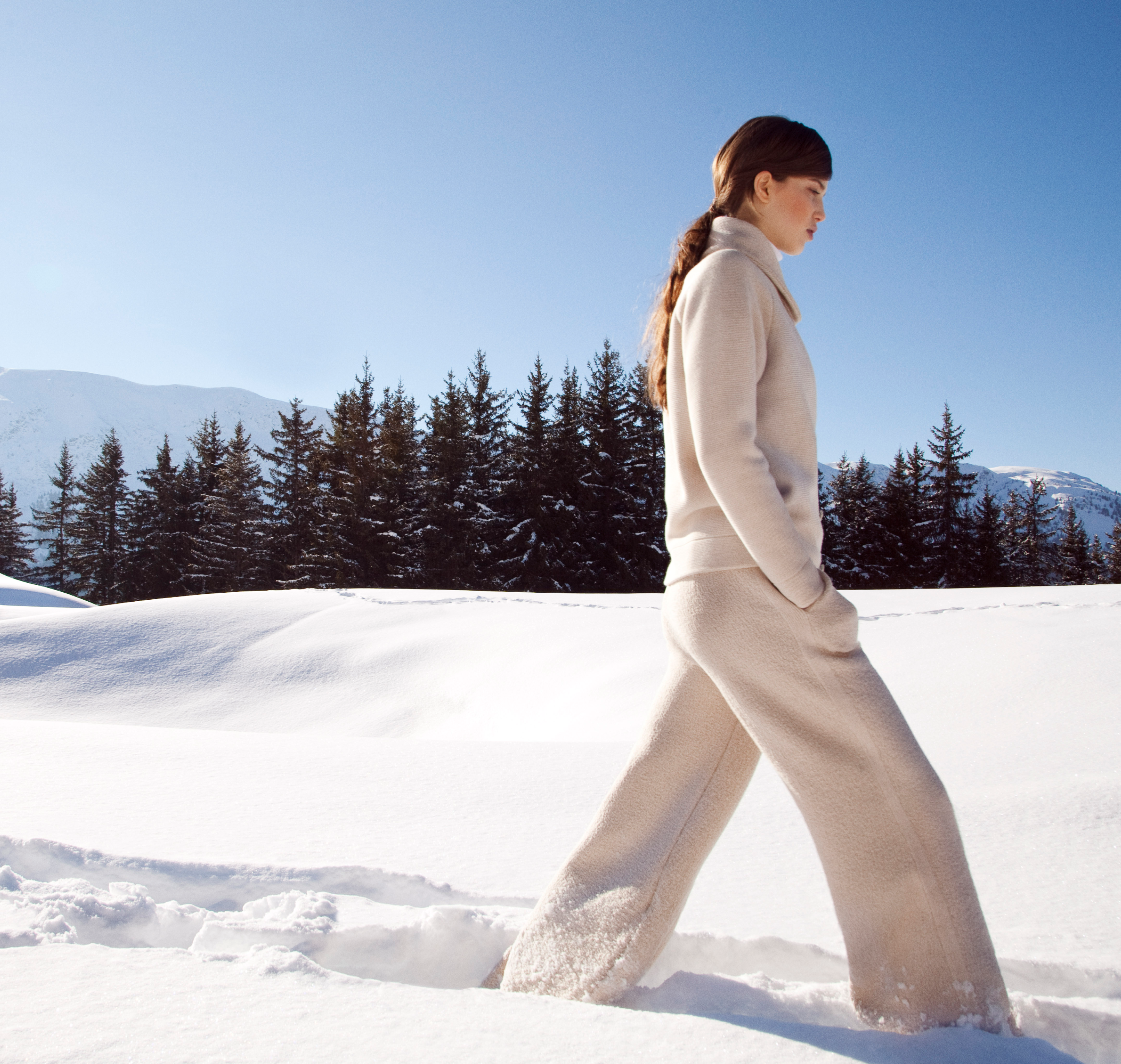 femme portant pull en maille fine molli dans la neige
