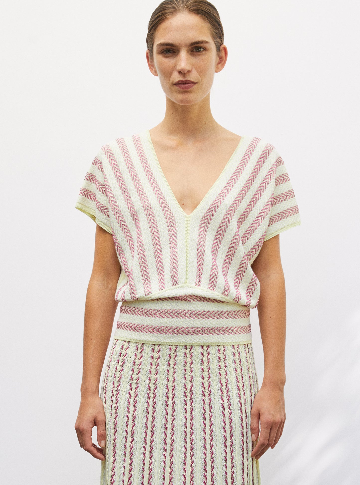 Top V maille chevron paille-bougainvillier-milk - Vêtement en maille de luxe Molli