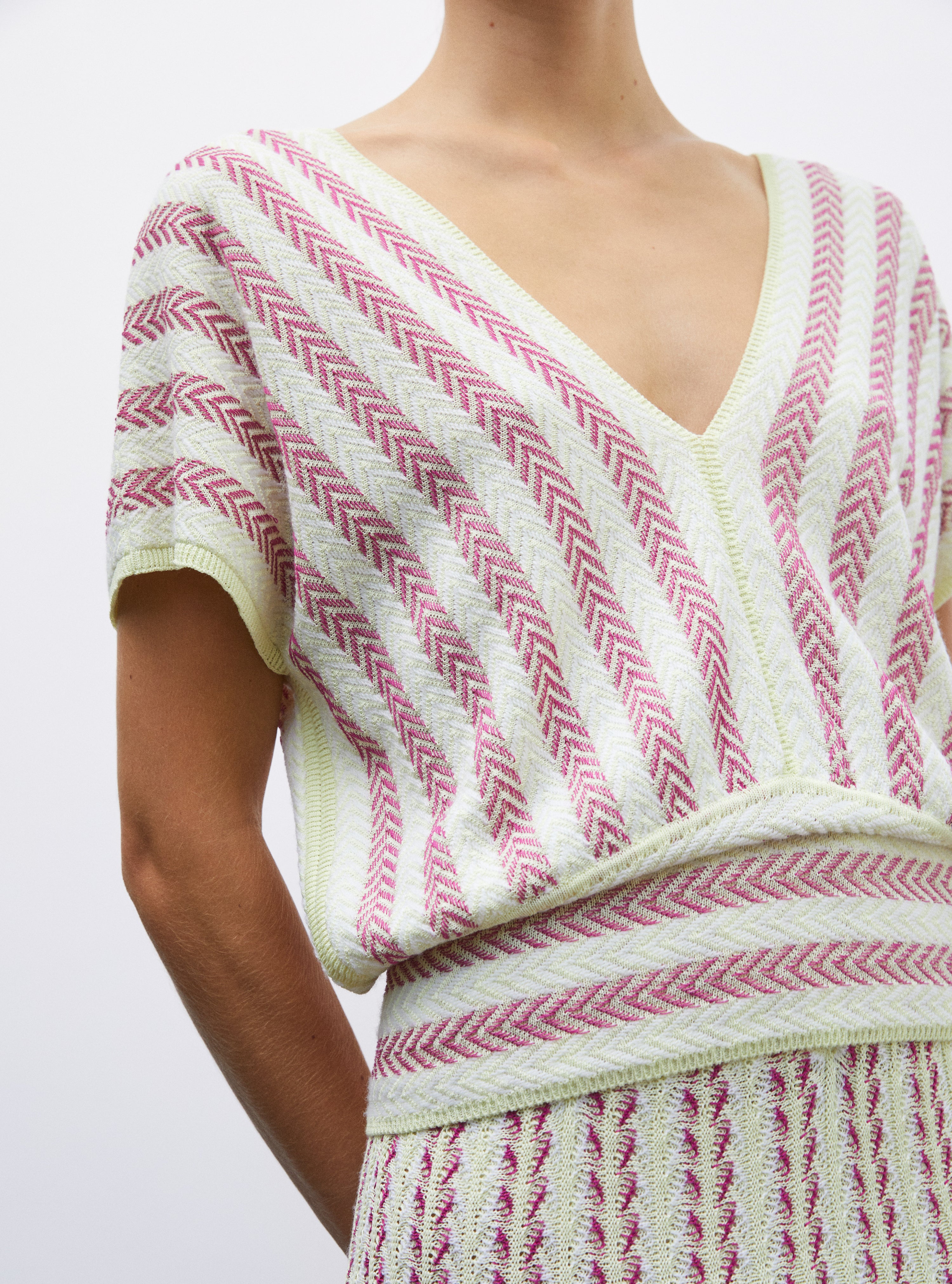 Top en maille de luxe Molli - Top V maille chevron paille-bougainvillier-milk