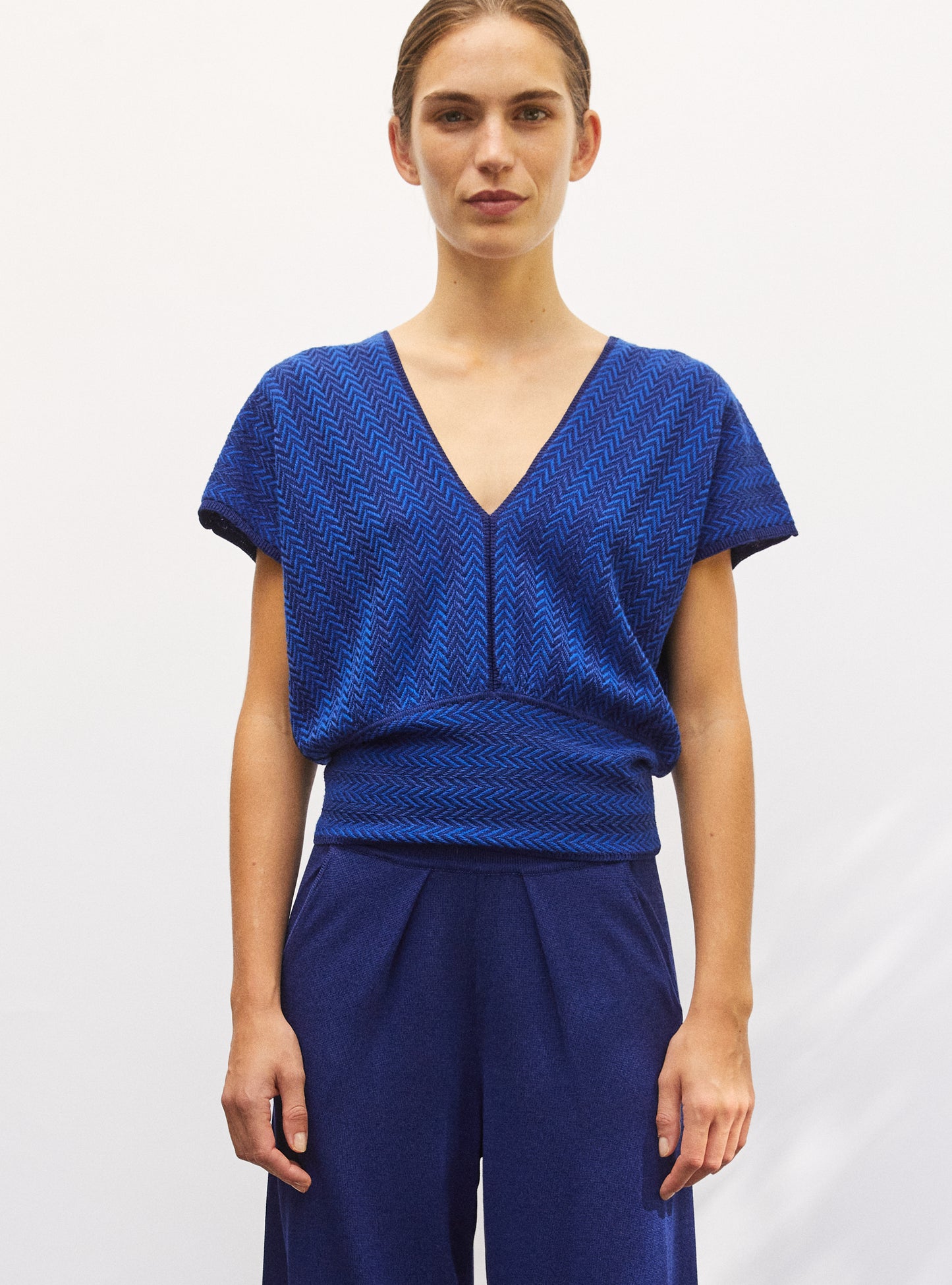 Top V maille chevron bleu faïence - Vêtement en maille de luxe Molli