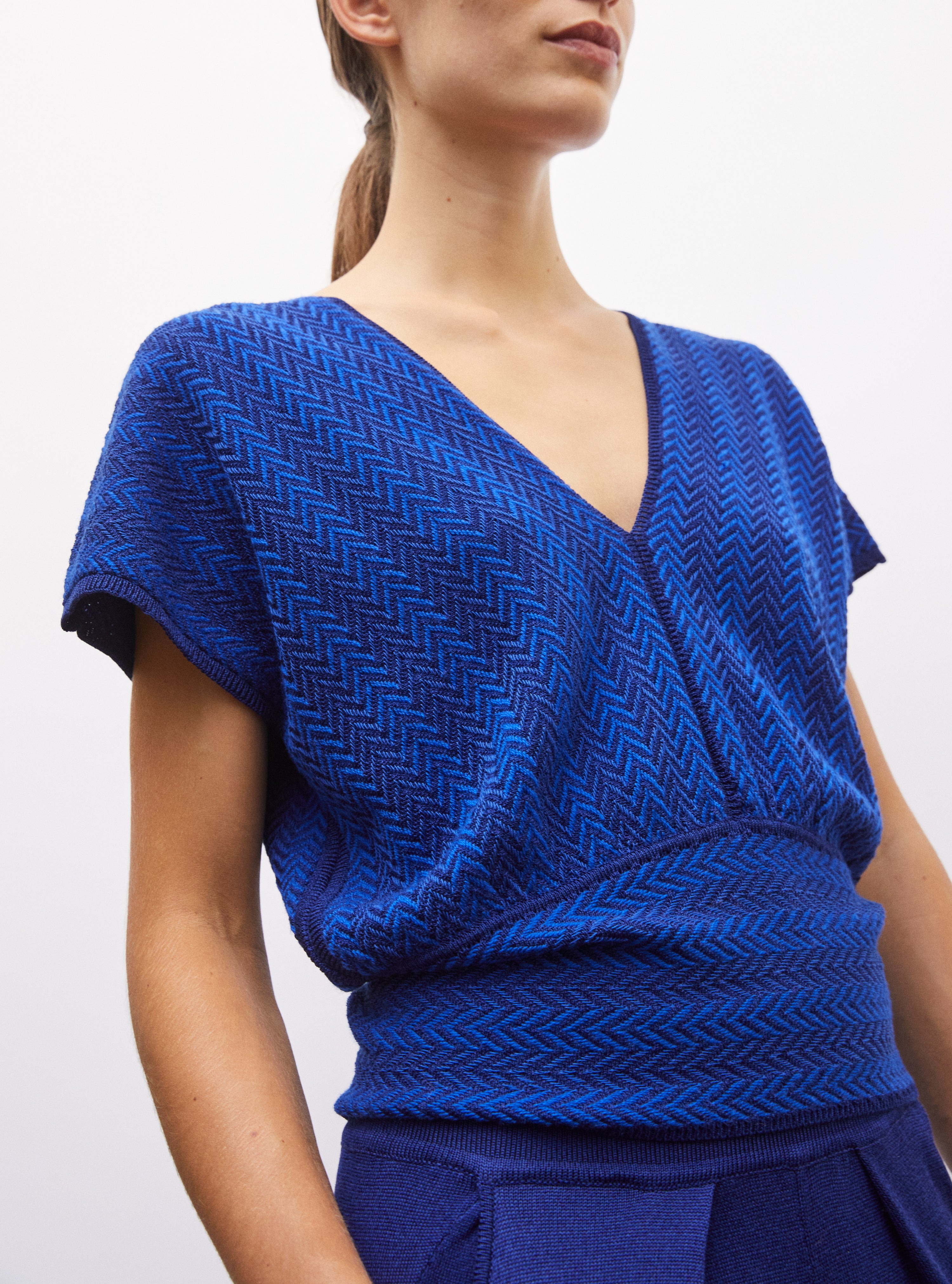 Top V maille chevron bleu faïence - Vêtement de luxe femme