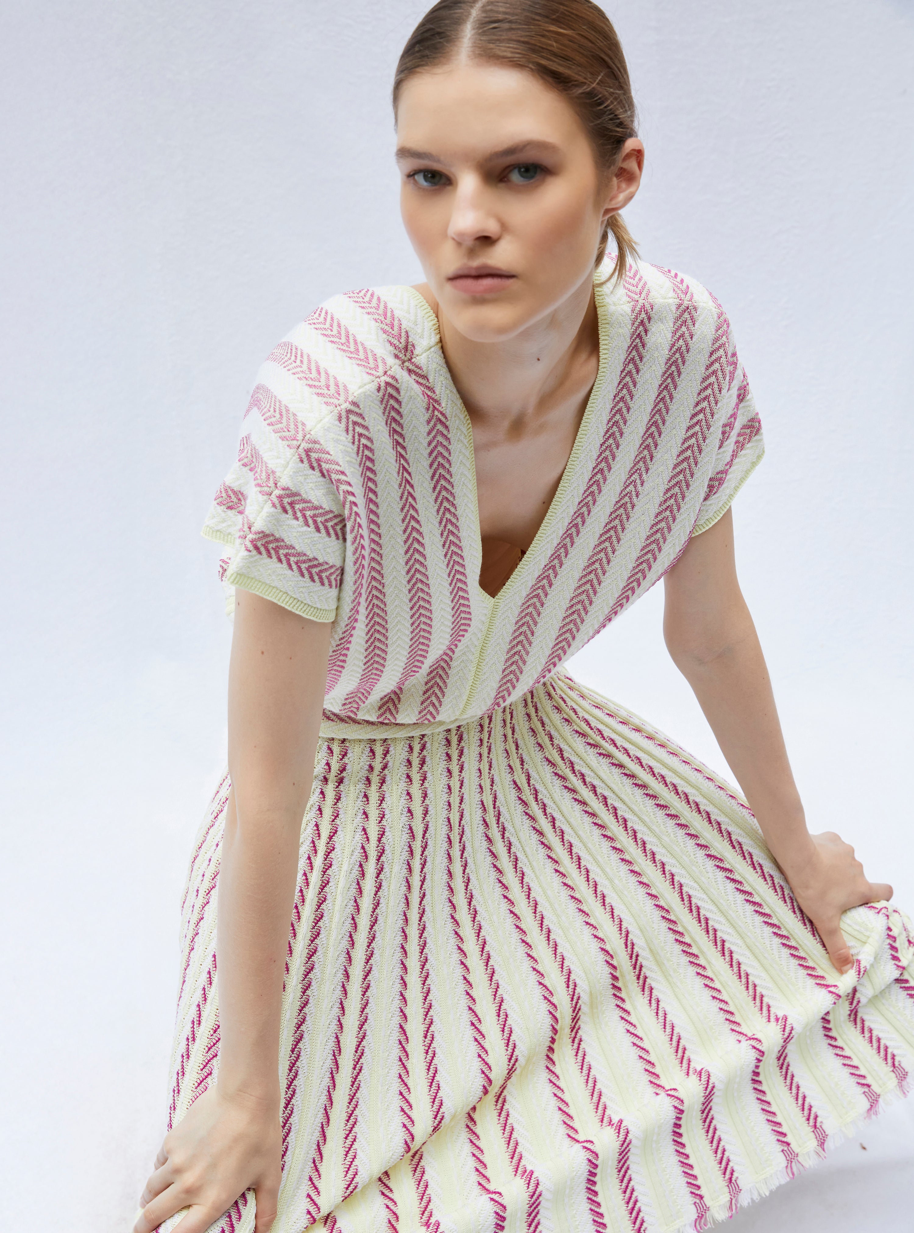 Top en maille de luxe Molli - Top V maille chevron paille-bougainvillier-milk