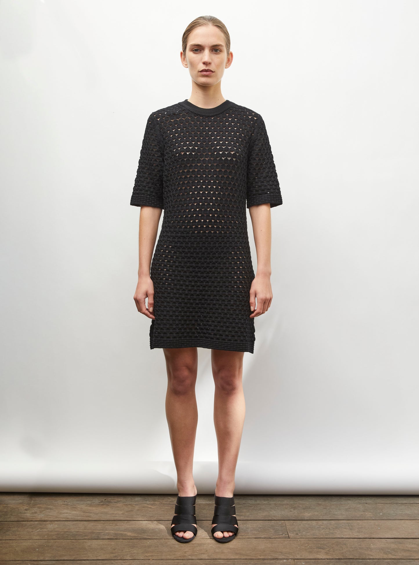 Short dress in crocheted knit Deep black