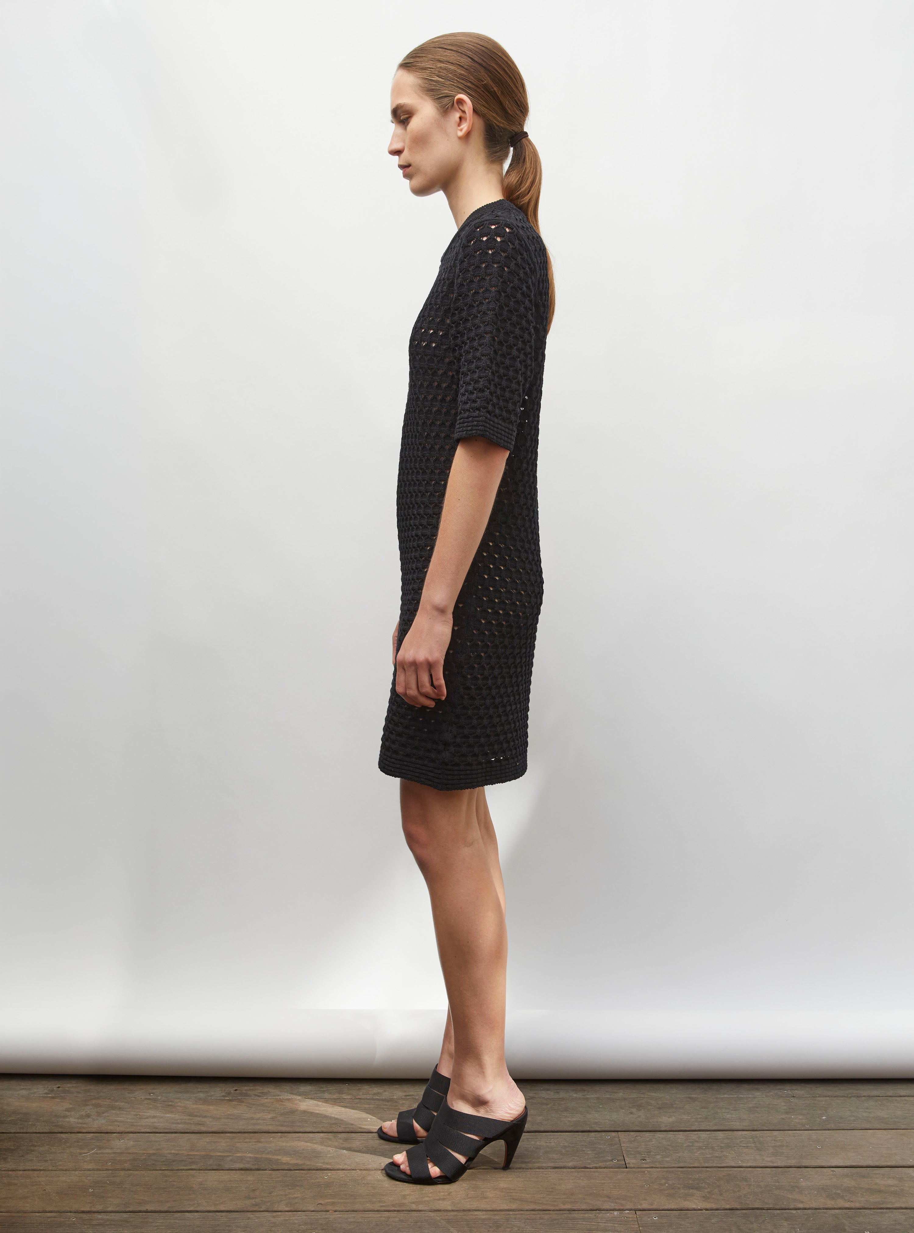 Short dress in crocheted knit Deep black
