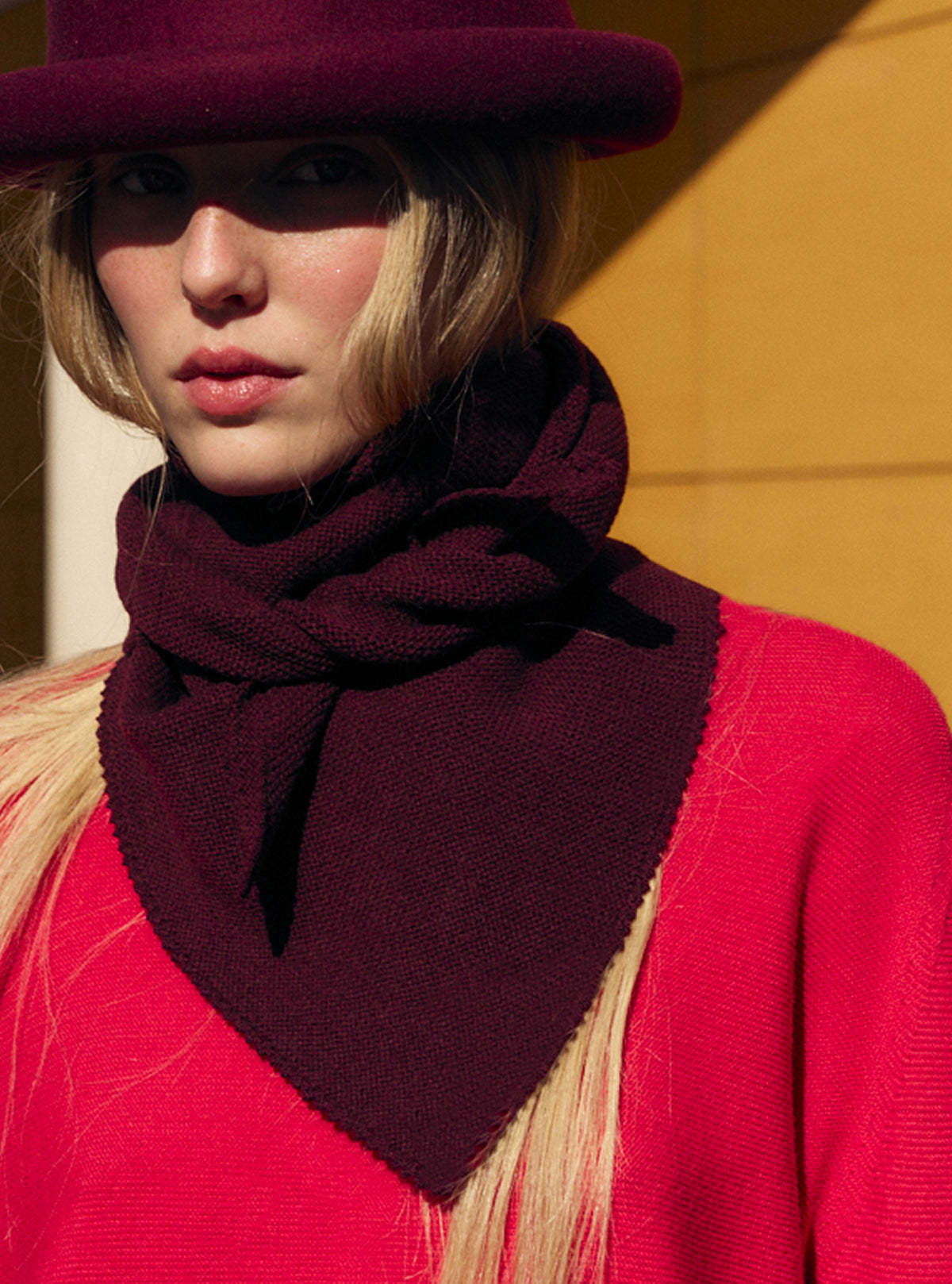 Grand foulard en maille fine amarante - Accessoire de luxe femme_campagne