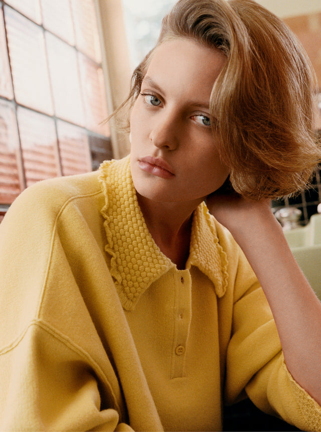 Comfy knit polo shirt with ruffled neckline - Image principale