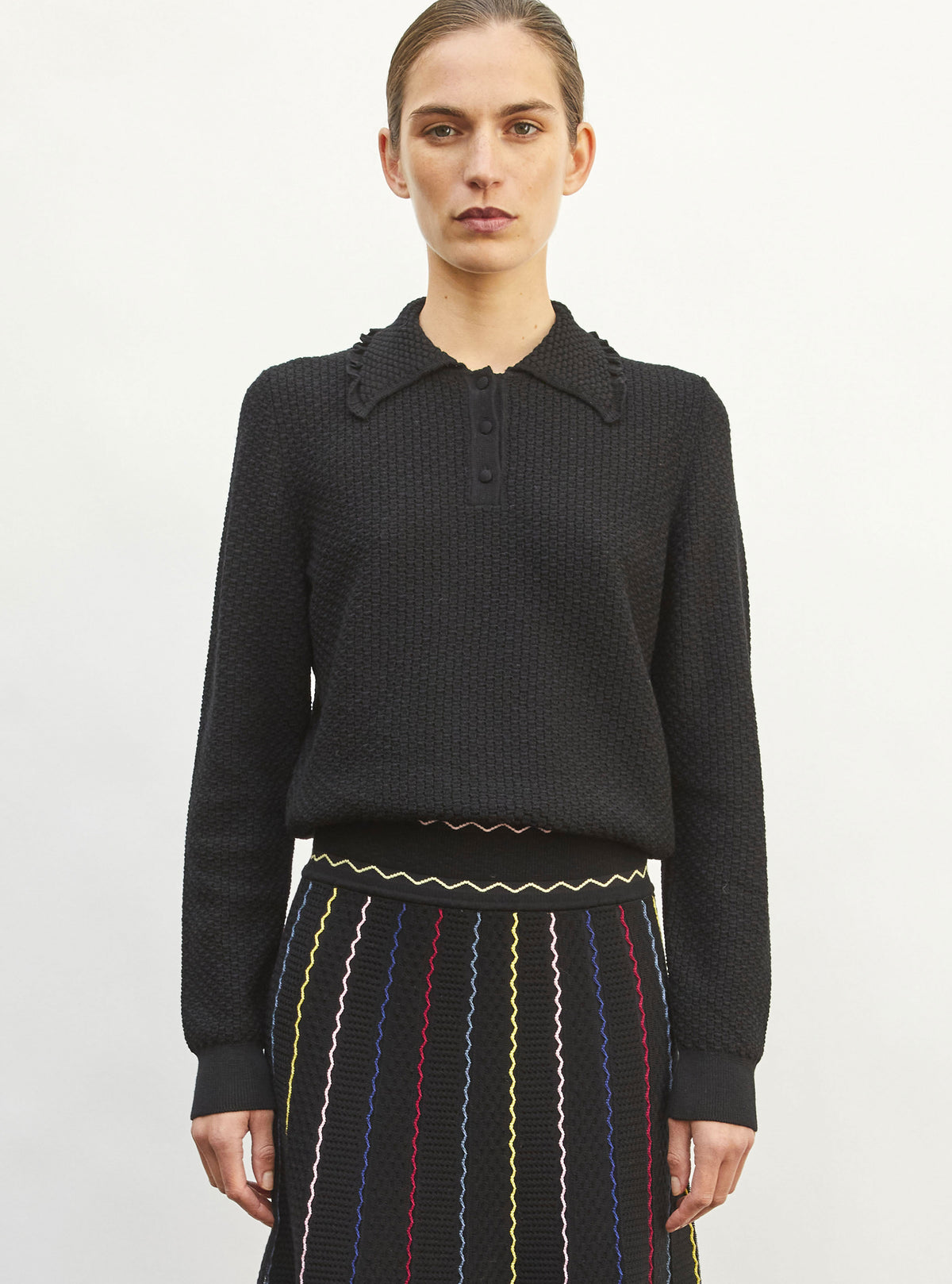Top fin maille col volante noir profond - Vêtement de luxe femme