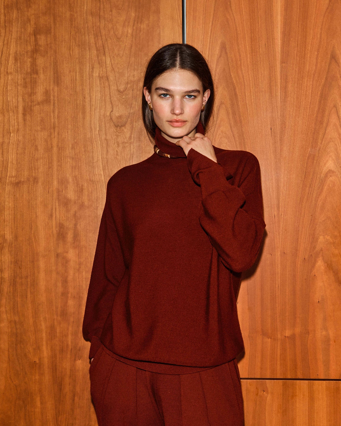 Top fin maille point mousse col montant amarante - Vêtement de luxe femme