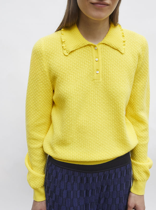 fine knit top with a flounced collar - Image principale