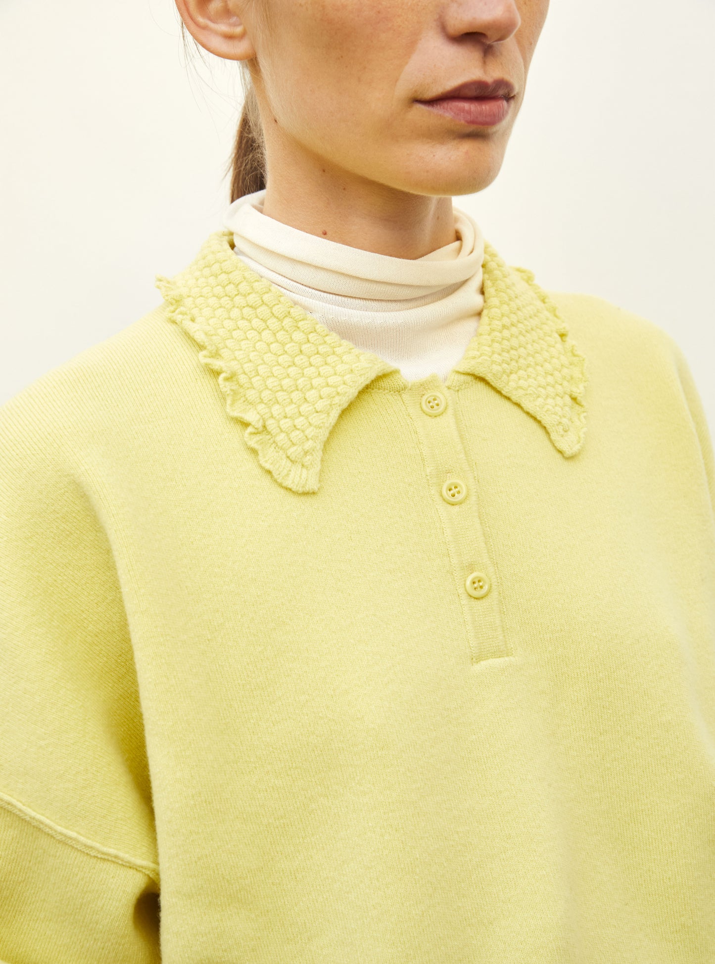 Top en maille de luxe Molli - Polo moelleux col volanté bouton d or